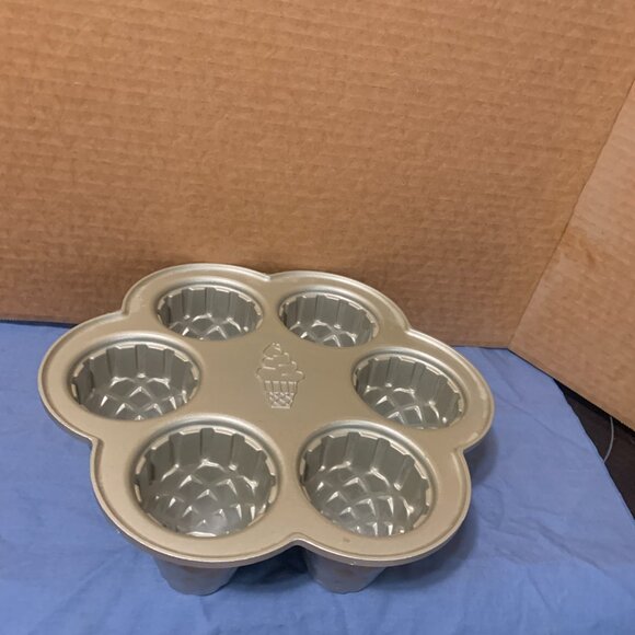 Nordic Ware Ice Cream Cone Cupcake Pan 4.5 Cup Nonstick 6 Cups Never Used - Picture 2 of 8
